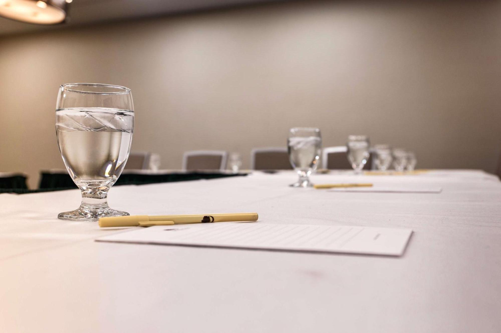 Doubletree By Hilton Neenah Bagian luar foto