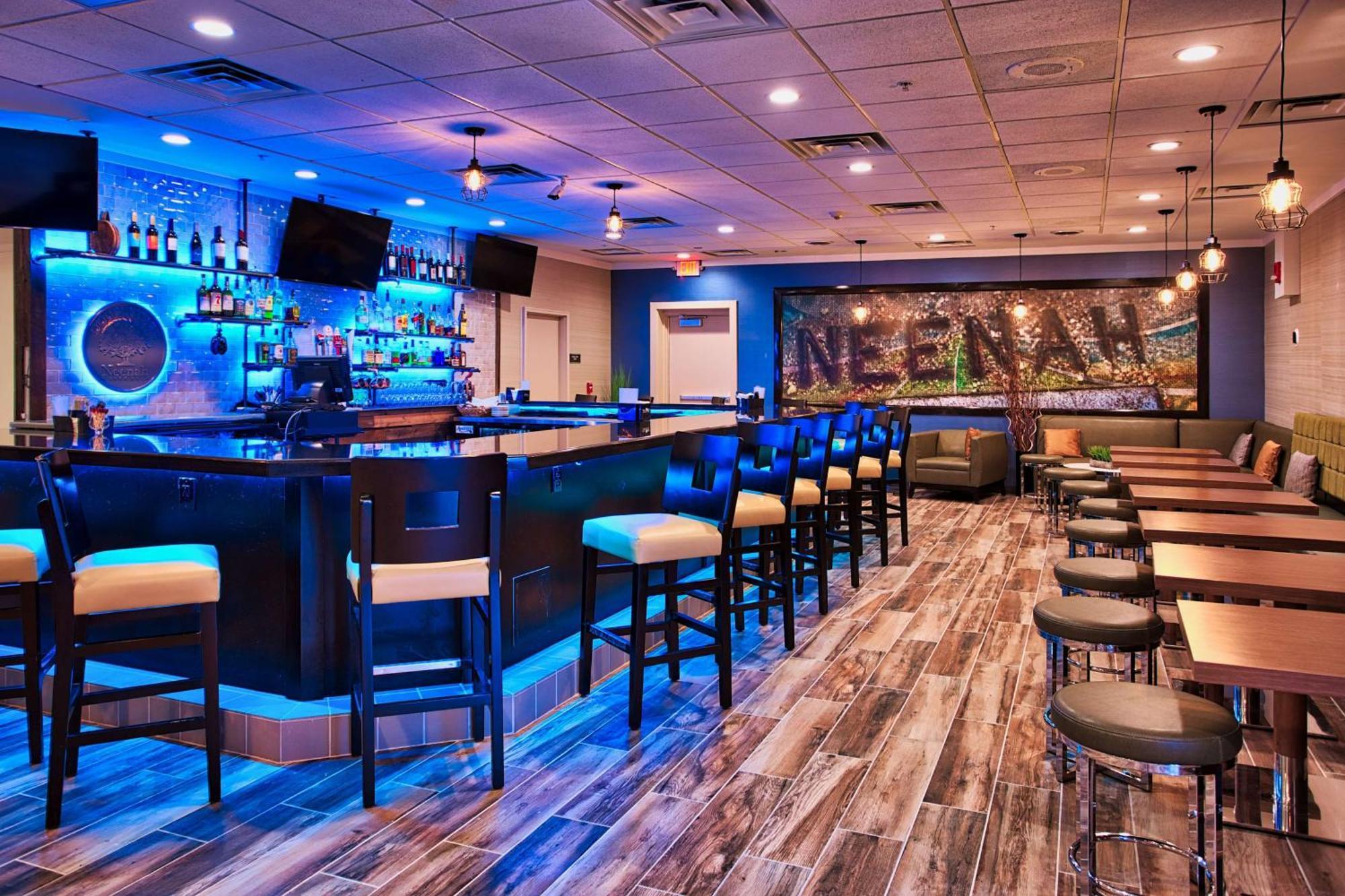 Doubletree By Hilton Neenah Bagian luar foto