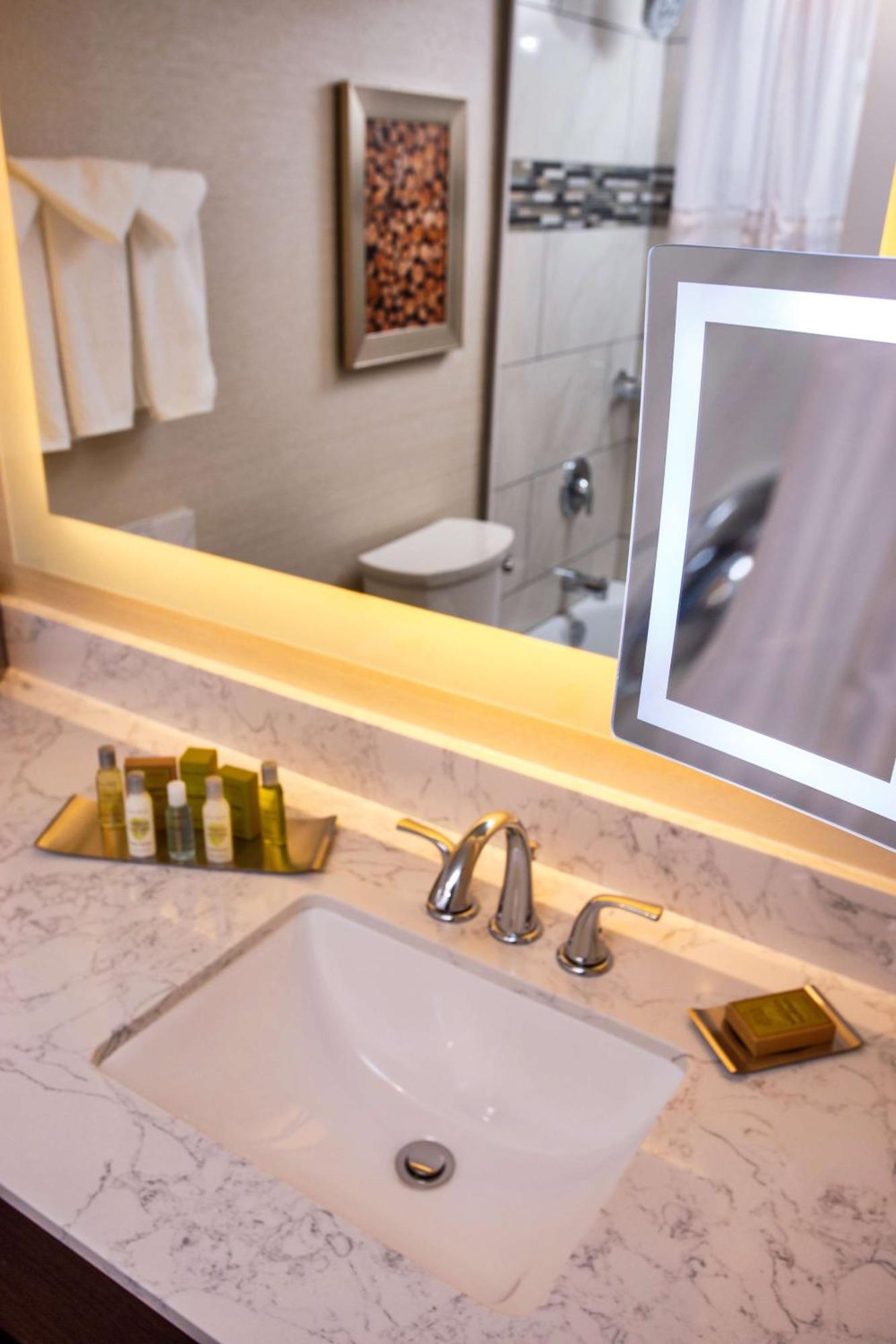 Doubletree By Hilton Neenah Bagian luar foto