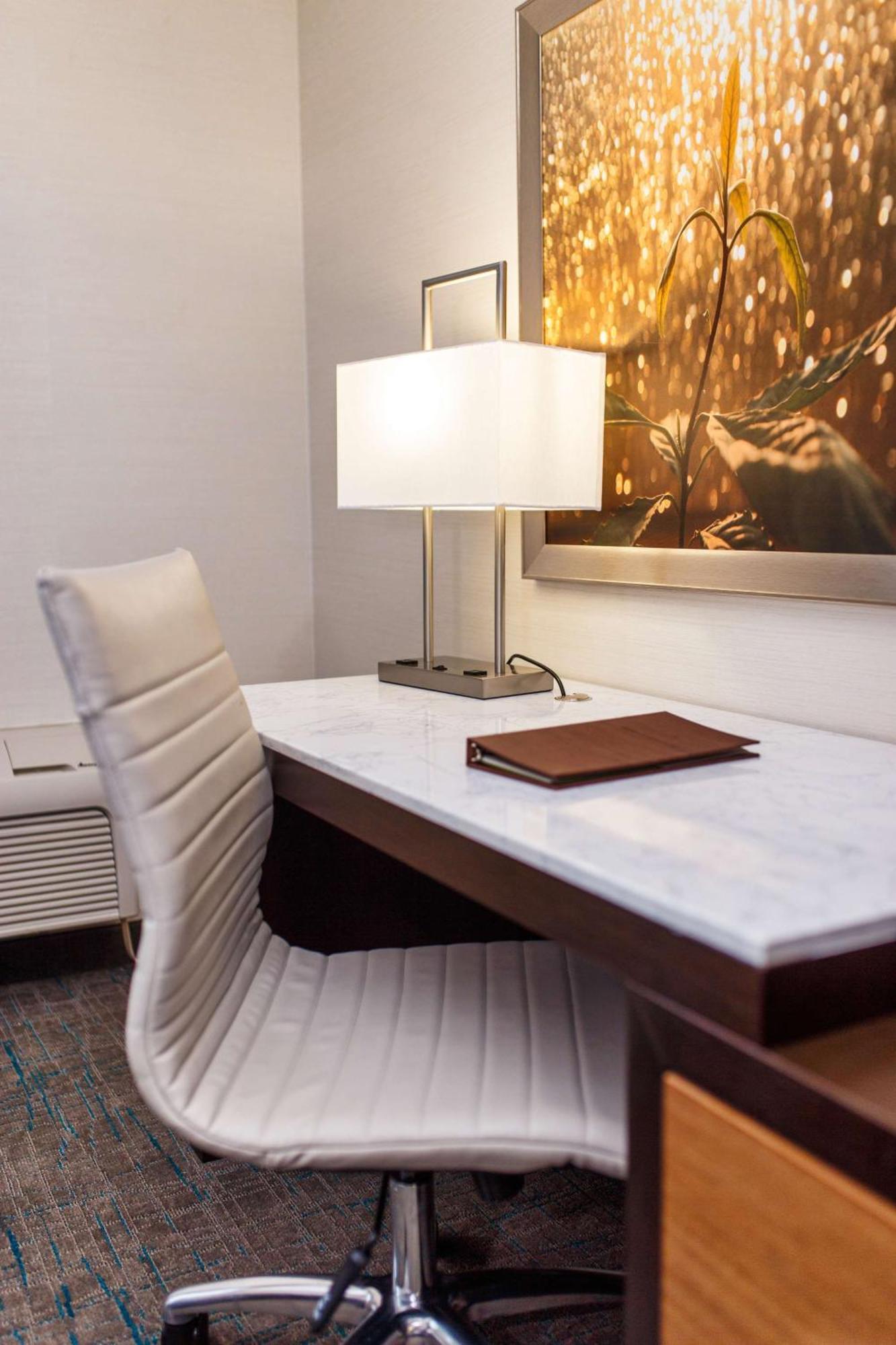 Doubletree By Hilton Neenah Bagian luar foto