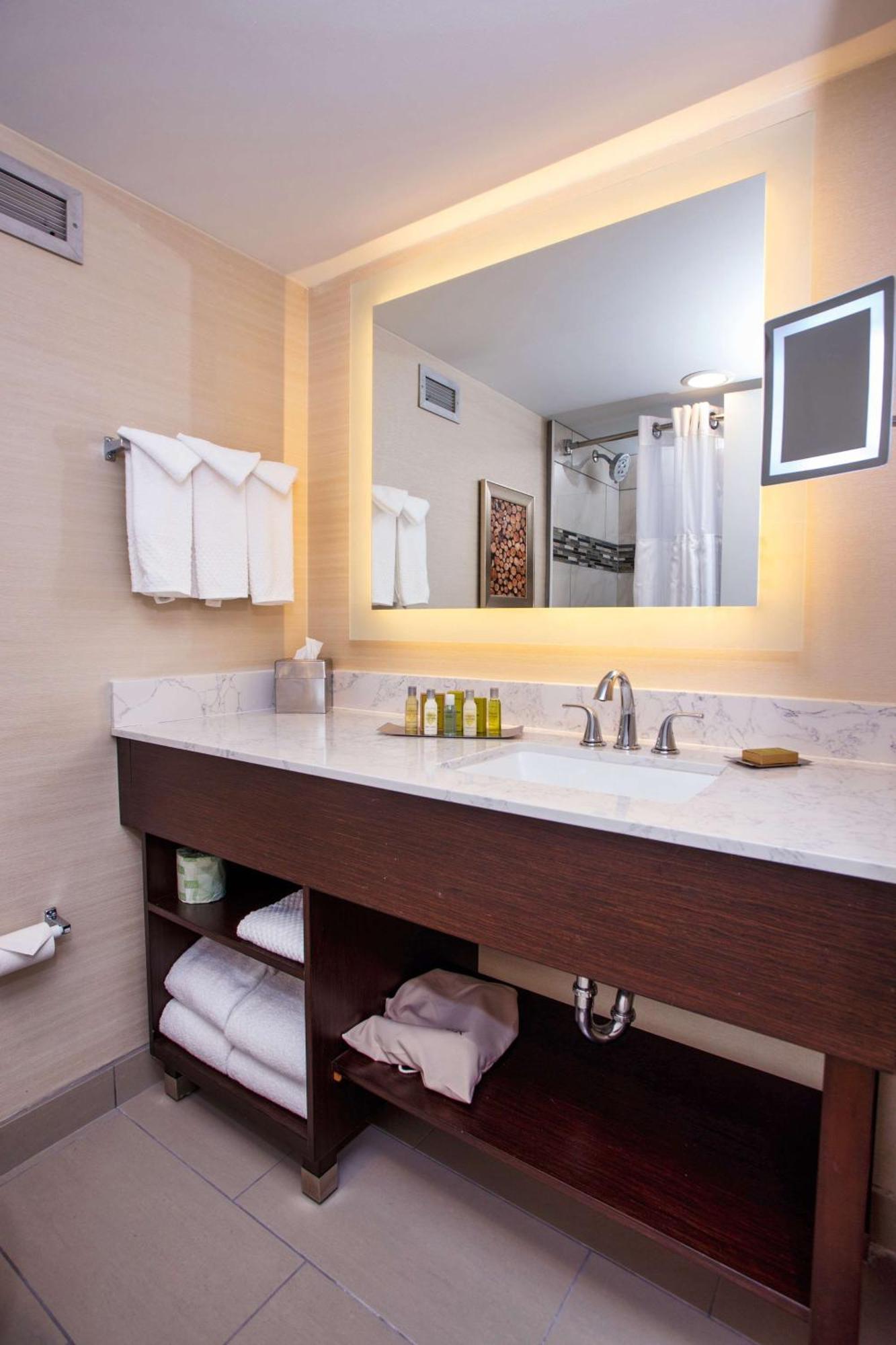 Doubletree By Hilton Neenah Bagian luar foto