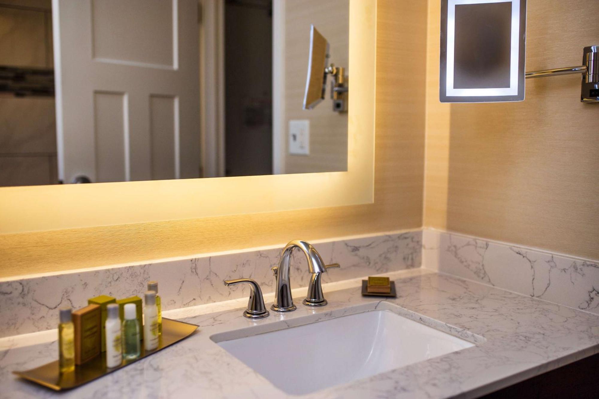 Doubletree By Hilton Neenah Bagian luar foto
