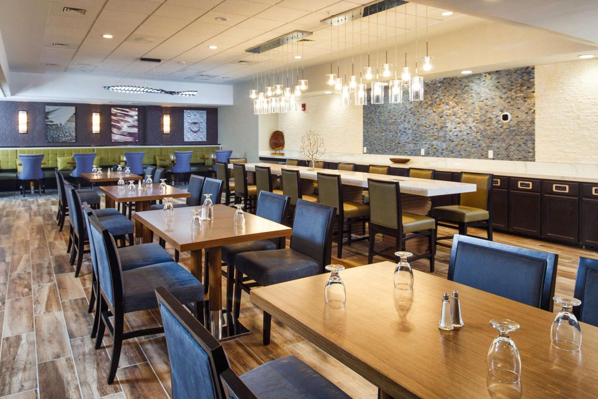 Doubletree By Hilton Neenah Bagian luar foto