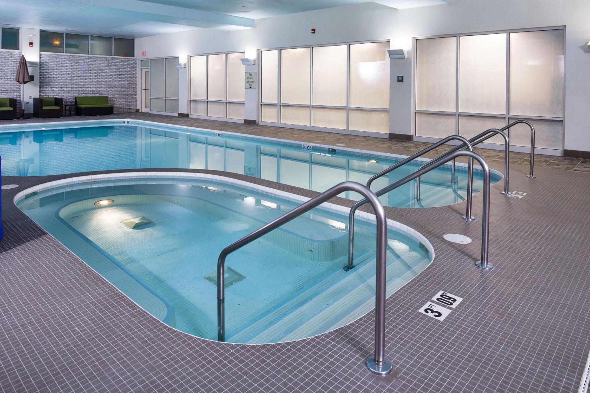 Doubletree By Hilton Neenah Bagian luar foto