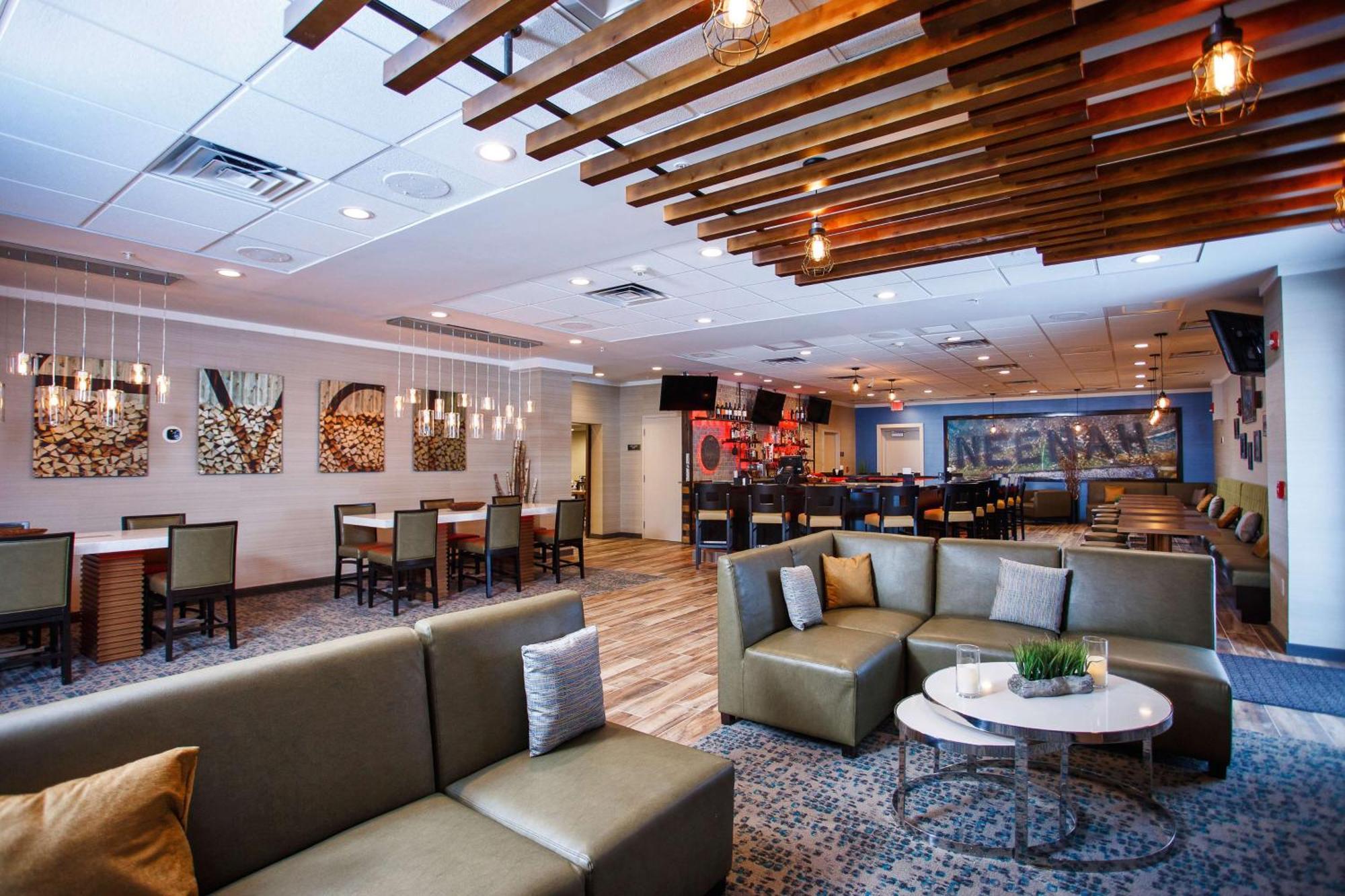 Doubletree By Hilton Neenah Bagian luar foto