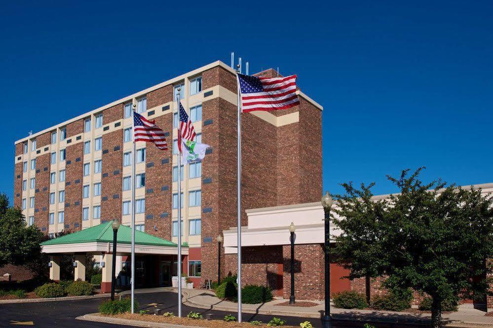 Doubletree By Hilton Neenah Bagian luar foto