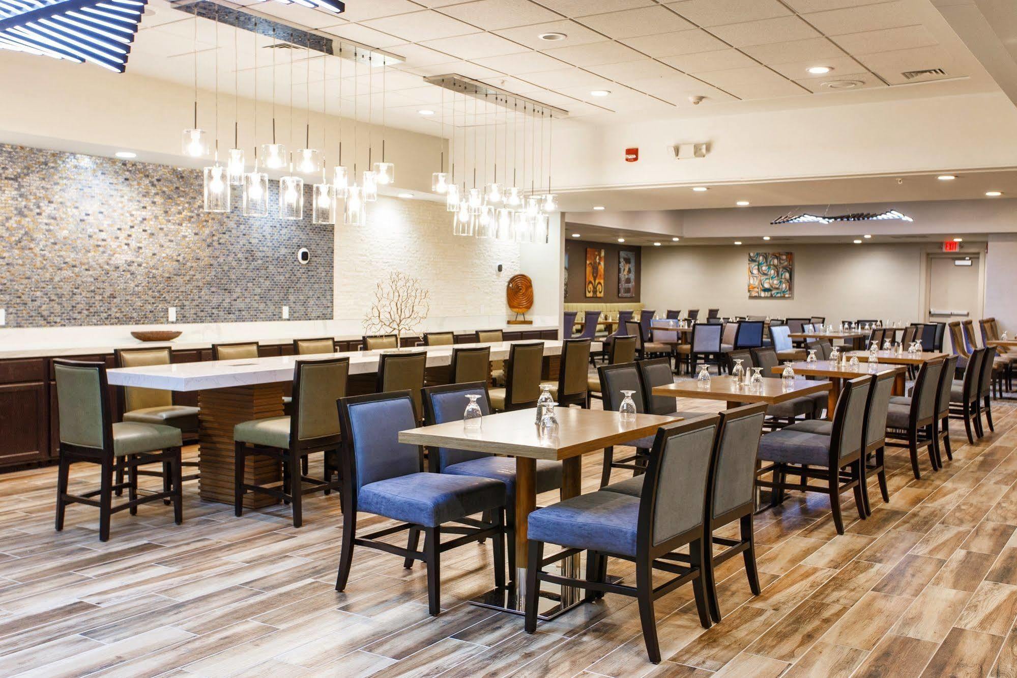 Doubletree By Hilton Neenah Bagian luar foto
